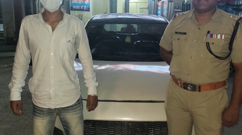 देहरादून में हुड़दंगियों पर SSP की सख्ती, चलती कार से बाहर लटककर स्टंट करने वाला युवक हिरासत में
