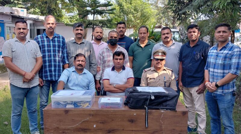 उत्तराखंड में पहली बार SIM Box से चल रहे अवैध टेलीकॉम गेटवे का भंडाफोड़, 114 सिम समेत आरोपी गिरफ्तार