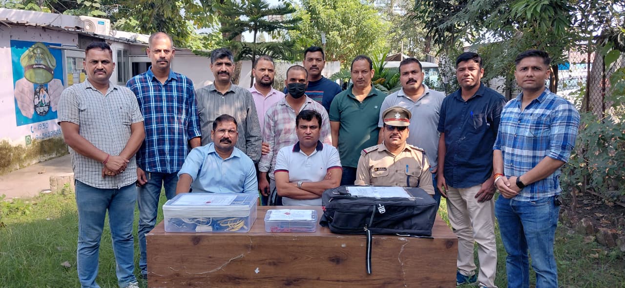 उत्तराखंड में पहली बार SIM Box से चल रहे अवैध टेलीकॉम गेटवे का भंडाफोड़, 114 सिम समेत आरोपी गिरफ्तार