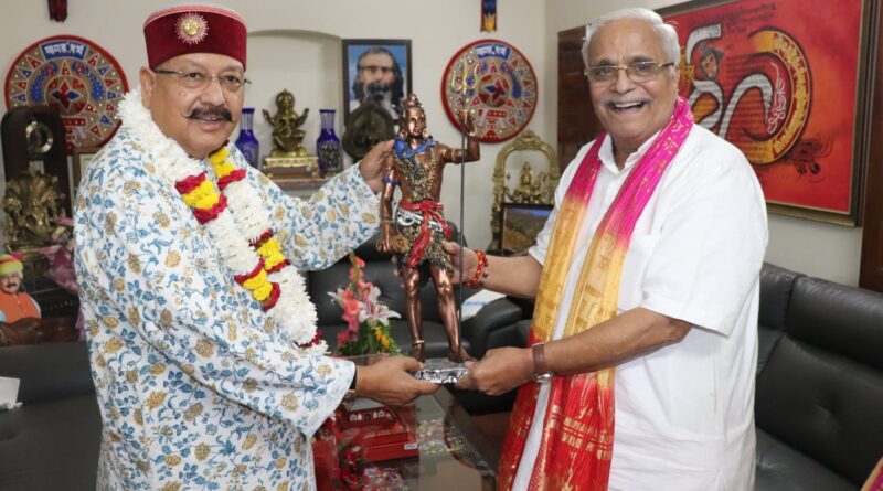भैय्याजी जोशी ने सतपाल महाराज से की शिष्टाचार भेंट, 75वें जन्मदिन पर दी शुभकामनाएं