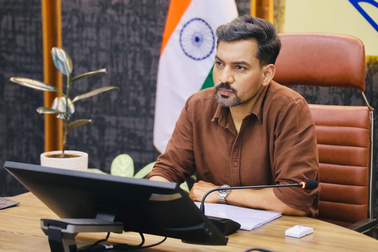 जिला प्रशासन की पहल से 112 ड्रॉपआउट छात्राओं का स्कूल में दाखिला