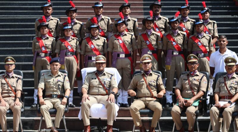 प्रशिक्षण पूरा कर पुलिस की मुख्यधारा में शामिल हुए 15 आरक्षी, एसएसपी ने दिलाई कर्तव्य और सत्यनिष्ठा की शपथ