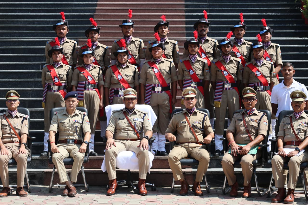 प्रशिक्षण पूरा कर पुलिस की मुख्यधारा में शामिल हुए 15 आरक्षी, एसएसपी ने दिलाई कर्तव्य और सत्यनिष्ठा की शपथ