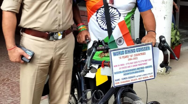 191 देशों में 2 लाख किमी साइकिल यात्रा कर HIV/AIDS जागरूकता फैलाने वाले सोमेन देवनाथ ने SSP दून से की मुलाकात