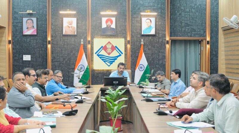 डीएम ने योजनाओं की समीक्षा की, पार्किंग के लिए उपयुक्त स्थल चिह्नित करने के निर्देश