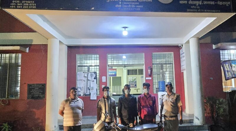 बाइक पर क्षमता से अधिक सवारी बैठाकर स्टंटबाजी, वायरल वीडियो के बाद पुलिस ने की कार्रवाई