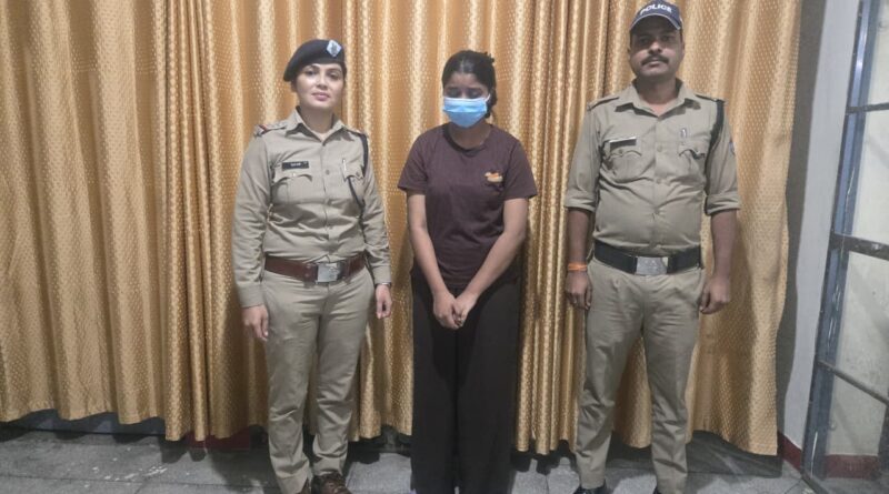 महिला को जबरन कार में बैठाने के प्रयास का खुलासा, रायपुर पुलिस ने एक युवती को किया गिरफ्तार