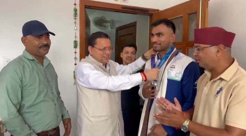 एशियन गेम्स में कांस्य पदक जीतने वाले बॉक्सर कपिल पोखरिया से मिले सीएम धामी