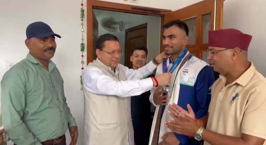 एशियन गेम्स में कांस्य पदक जीतने वाले बॉक्सर कपिल पोखरिया से मिले सीएम धामी