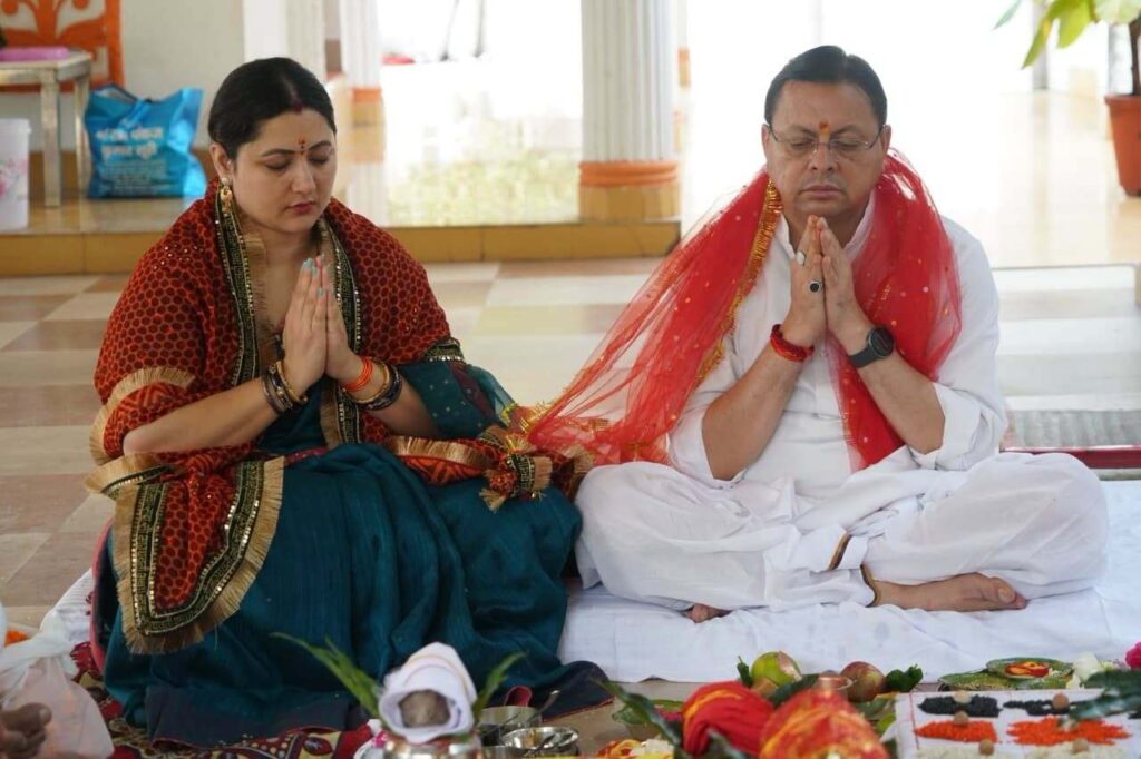 शारदीय नवरात्र के पहले दिन CM धामी ने की मां दुर्गा की पूजा-अर्चना, प्रदेश की सुख-समृद्धि और खुशहाली की कामना
