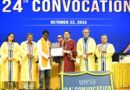 मुख्यमंत्री श्री पुष्कर सिंह धामी ने आज बिधौली, देहरादून स्थित यूपीईएस के 24वें दीक्षांत समारोह में प्रतिभाग किया। इस अवसर पर उन्होंने विश्वविद्यालय के छह विद्यार्थियों को सिल्वर प्लेट पुरस्कार से सम्मानित किया। मुख्यमंत्री ने उपाधि प्राप्त करने वाले सभी विद्यार्थियों को बधाई एवं शुभकामनाएं देते हुए कहा कि आज से उनके जीवन के एक नए अध्याय की शुरुआत हो रही है। अब वे विश्वविद्यालय से निकलकर जीवन की वास्तविक चुनौतियों का सामना करेंगे। उन्होंने कहा कि जीवन में सफलता प्राप्त करने के लिए मेहनत, लगन और निरंतर सीखने की भावना आवश्यक है। विद्यार्थियों को अपने परिश्रम और क्षमताओं के बल पर निर्धारित लक्ष्य हासिल करने चाहिए। उन्होंने कहा कि  प्रधानमंत्री श्री नरेन्द्र मोदी ने वर्ष 2047 तक भारत को विकसित राष्ट्र बनाने का संकल्प लिया है। इस संकल्प को साकार करने में युवाओं की सबसे महत्वपूर्ण भूमिका होगी। उन्होंने विश्वास व्यक्त किया कि देश के युवाओं की प्रतिभा, मेहनत और लगन से विकसित भारत का संकल्प अवश्य साकार होगा। उन्होंने कहा कि यूपीईएस से शिक्षा प्राप्त करने वाले विद्यार्थी देश-दुनिया में जहां भी जाएंगे, अपनी प्रतिभा, कार्यक्षमता और उपलब्धियों से उत्तराखण्ड सहित पूरे देश का नाम रोशन करेंगे। मुख्यमंत्री ने कहा कि हाल ही में आयोजित निबंध प्रतियोगिता में ढाई लाख से अधिक विद्यार्थियों ने प्रतिभाग कर विभिन्न विषयों पर अपने विचार एवं सुझाव प्रस्तुत किए। इन सुझावों से स्पष्ट होता है कि उत्तराखण्ड के युवा विभिन्न विषयों के प्रति जागरूक हैं और समाज तथा देश से जुड़े मुद्दों पर अपनी सकारात्मक सोच रखते हैं। जागरूक और प्रतिभाशाली युवा ही किसी भी राज्य और देश के उज्ज्वल भविष्य का आधार होते हैं। उन्होंने कहा कि वर्तमान समय आर्टिफिशियल इंटेलिजेंस, डेटा साइंस, ग्रीन एनर्जी और डिजिटल टेक्नोलॉजी का है। राज्य सरकार उत्तराखण्ड को शिक्षा, विज्ञान, तकनीक और अनुसंधान के क्षेत्र में अग्रणी राज्य बनाने के लिए निरंतर कार्य कर रही है। उन्होंने कहा कि प्रदेश में राष्ट्रीय शिक्षा नीति-2020 को लागू किया गया है। आधुनिक शिक्षा के साथ सांस्कृतिक विरासत और जीवन मूल्यों के समन्वय को बढ़ावा देने के उद्देश्य से दून विश्वविद्यालय में ‘सेंटर फॉर हिंदू स्टडीज’ की स्थापना की गई है। मुख्यमंत्री ने कहा कि युवाओं में वैज्ञानिक सोच और नवाचार को प्रोत्साहित करने के लिए देहरादून में साइंस सिटी का निर्माण किया जा रहा है। राज्य सरकार का प्रयास है कि प्रदेश के युवा केवल रोजगार प्राप्त करने तक सीमित न रहें, बल्कि स्वरोजगार और उद्यमिता के माध्यम से दूसरों को भी रोजगार देने वाले बनें। इसी उद्देश्य से राज्य में स्टार्टअप और नवाचार को प्रोत्साहित करने के साथ ही इन्क्यूबेशन सेंटर स्थापित किए गए हैं। उन्होंने कहा कि राज्य सरकार ने भर्ती प्रक्रियाओं में पारदर्शिता सुनिश्चित करने के लिए देश का सबसे सख्त नकल विरोधी कानून लागू किया है। पारदर्शी भर्ती व्यवस्था के माध्यम से पिछले पांच वर्षों में प्रदेश के 35 हजार से अधिक युवाओं को सरकारी नौकरियां प्रदान की गई हैं। सरकार युवाओं को उनकी योग्यता और मेहनत के आधार पर आगे बढ़ने के अवसर उपलब्ध कराने के लिए प्रतिबद्ध है। दीक्षांत समारोह के दौरान मुख्यमंत्री ने विद्यार्थियों और उनके परिजनों के बीच पहुंचकर उनसे आत्मीय मुलाकात की। मुख्यमंत्री ने विद्यार्थियों से बातचीत कर उन्हें उज्ज्वल भविष्य की शुभकामनाएं दीं। उन्होंने समारोह में देश के विभिन्न हिस्सों से आए विद्यार्थियों के परिजनों से भी संवाद किया और उनका कुशलक्षेम जाना। मुख्यमंत्री को अपने बीच पाकर विद्यार्थी और उनके परिजन उत्साहित नजर आए। इस अवसर पर यूकॉस्ट के महानिदेशक प्रो. दुर्गेश पंत, यूपीईएस के अध्यक्ष डॉ. राम के. शर्मा, कुलपति डॉ. सुनील राय, प्रो-वाइस चांसलर श्री मनीष मदान सहित विश्वविद्यालय के शिक्षक, अधिकारी, विद्यार्थी एवं अन्य गणमान्य उपस्थित थे।
