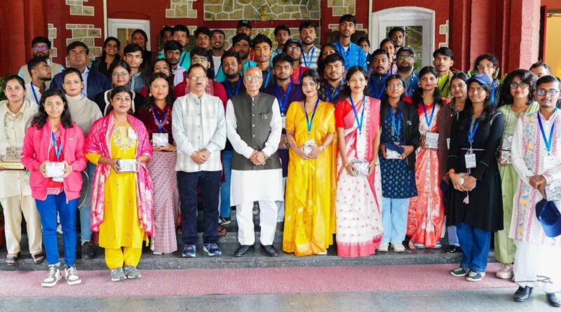 राज्यपाल डॉ. ढाल सिंह बिसेन ने पश्चिम बंगाल के विद्यार्थियों से किया संवाद, बोले- युवाओं के मन में होना चाहिए ‘देश प्रथम’ का भाव