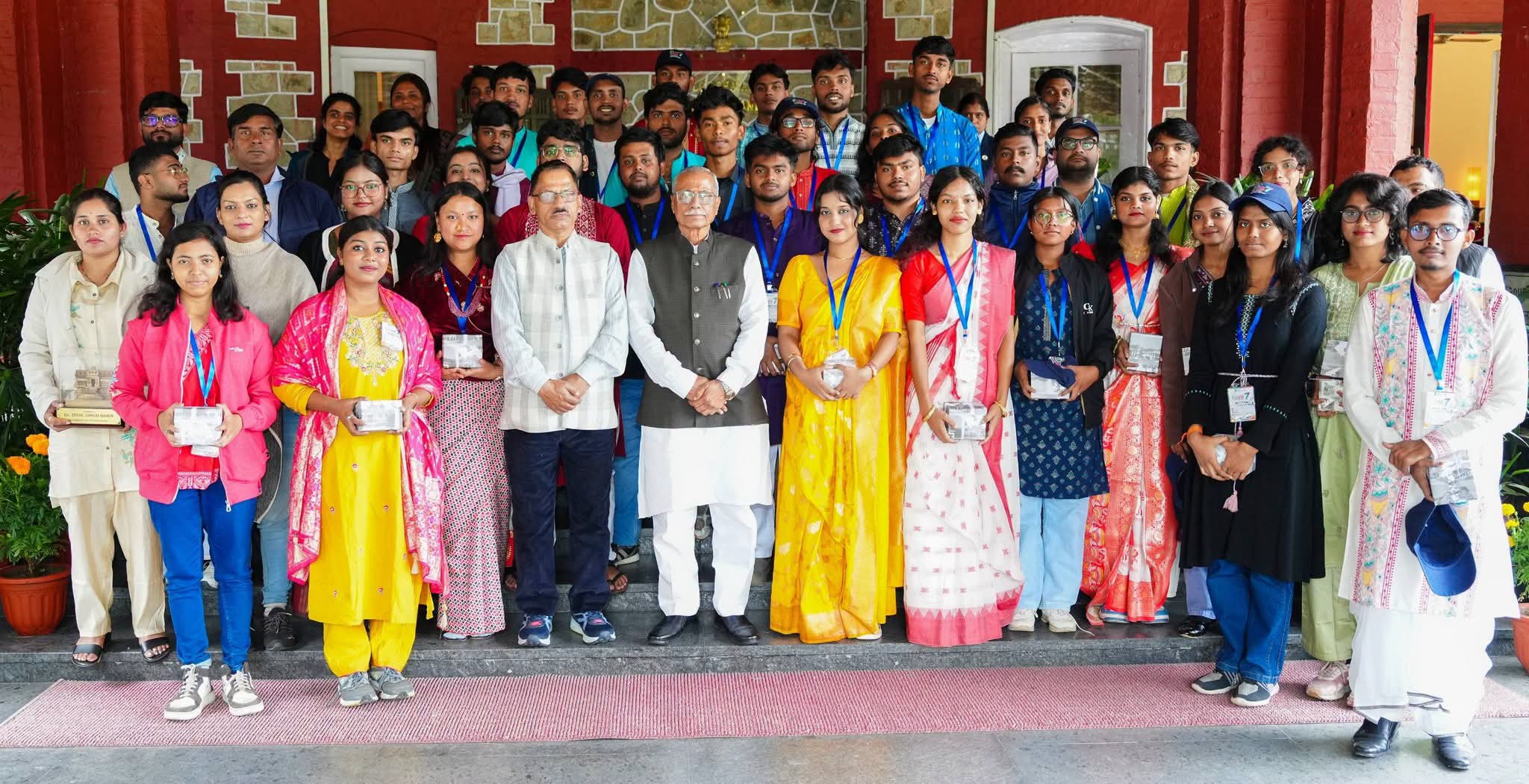 राज्यपाल डॉ. ढाल सिंह बिसेन ने पश्चिम बंगाल के विद्यार्थियों से किया संवाद, बोले- युवाओं के मन में होना चाहिए ‘देश प्रथम’ का भाव