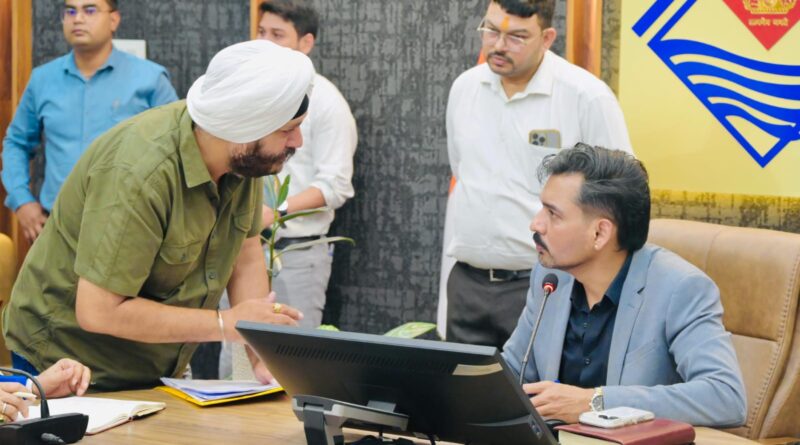 देहरादून समाधान दिवस में बुजुर्गों की पीड़ा आई सामने, संपत्ति हड़पने और प्रताड़ना की शिकायतों पर डीएम सख्त