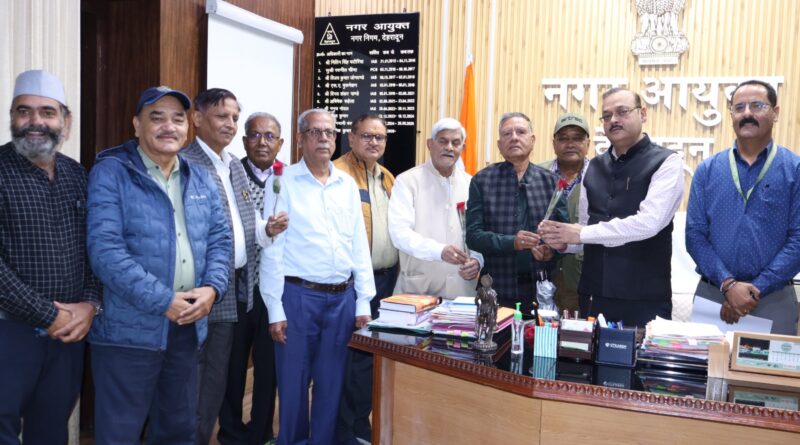 संयुक्त नागरिक संगठन ने नगर आयुक्त आलोक कुमार पांडेय को पुष्प भेंट कर जताया आभार