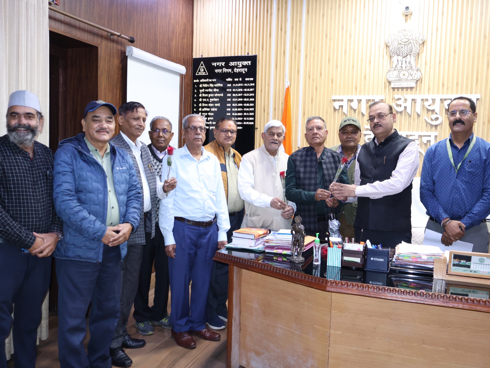 संयुक्त नागरिक संगठन ने नगर आयुक्त आलोक कुमार पांडेय को पुष्प भेंट कर जताया आभार
