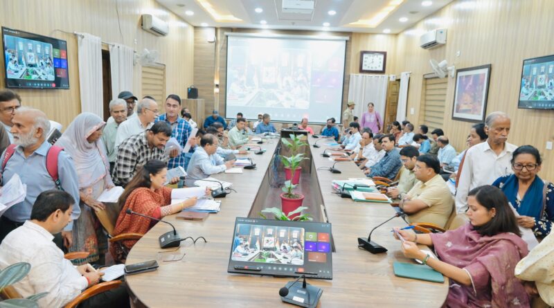समाधान दिवस में 126 शिकायतें, बुजुर्गों के उत्पीड़न पर प्रशासन का कड़ा एक्शन