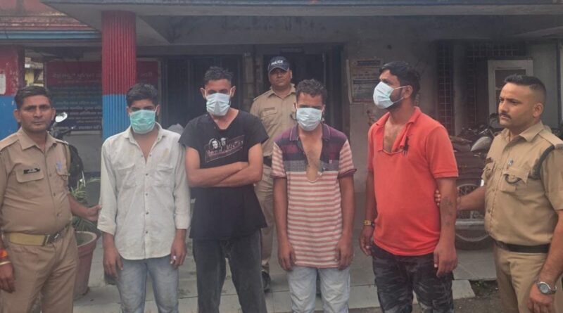 विकासनगर में सार्वजनिक स्थान पर हुड़दंग, पुलिस ने चार युवकों को हिरासत में लिया