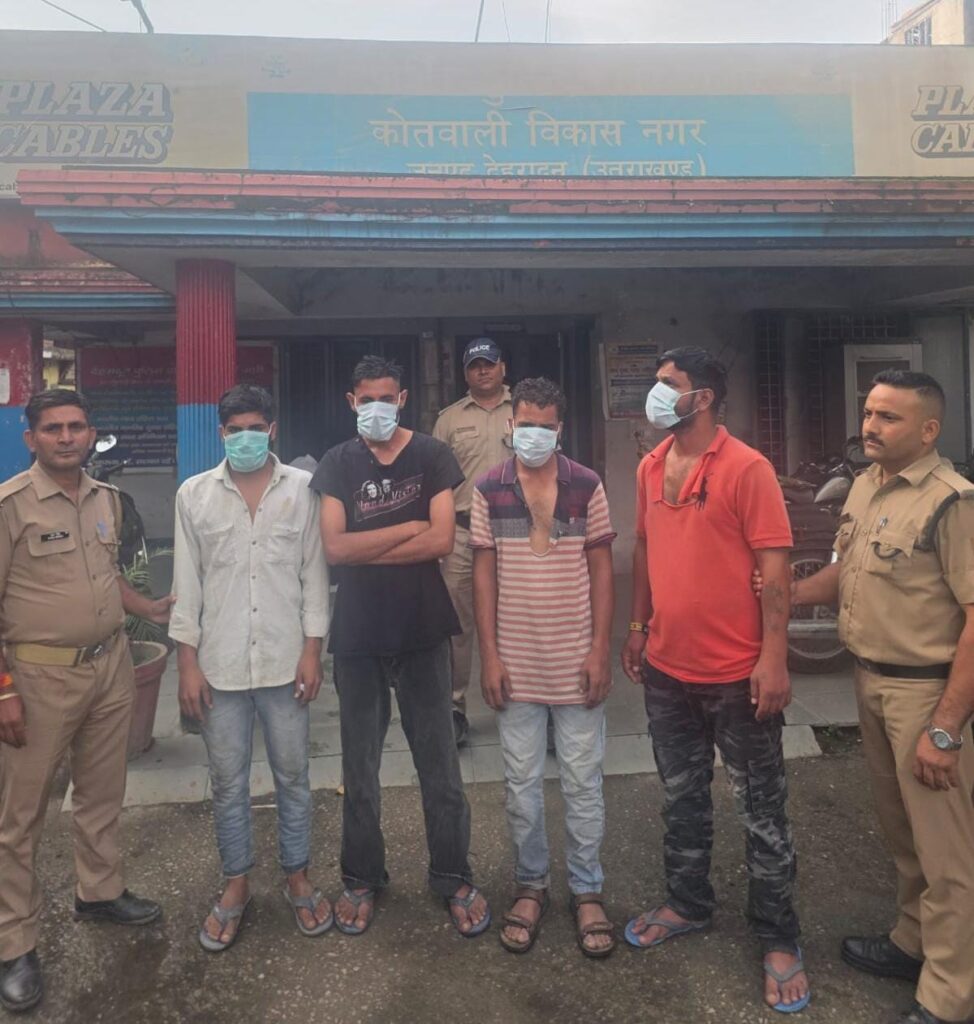 विकासनगर में सार्वजनिक स्थान पर हुड़दंग, पुलिस ने चार युवकों को हिरासत में लिया