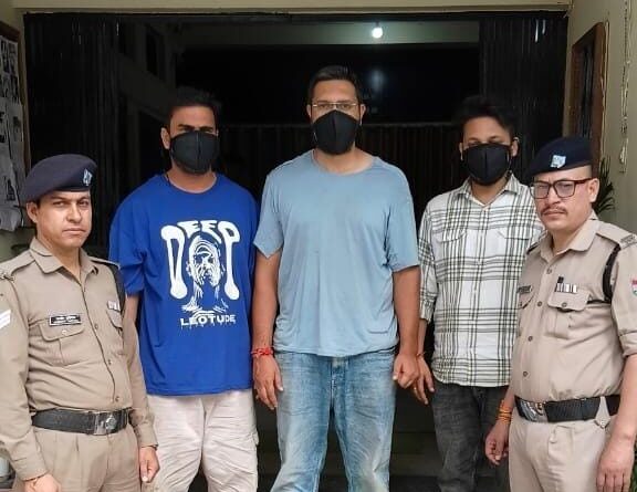 देहरादून में शराब पीकर सड़क किनारे हुड़दंग करना पड़ा भारी, रायपुर पुलिस ने तीन आरोपियों को किया गिरफ्तार