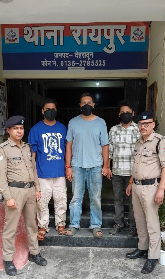 देहरादून में शराब पीकर सड़क किनारे हुड़दंग करना पड़ा भारी, रायपुर पुलिस ने तीन आरोपियों को किया गिरफ्तार