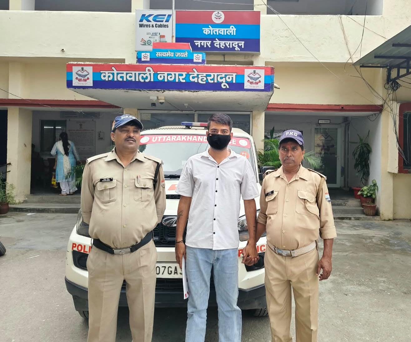 दून अस्पताल में चापड़ लहराकर डॉक्टरों को धमकाने वाला गिरफ्तार, लूट और हत्या के प्रयास समेत कई मुकदमे दर्ज