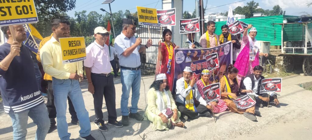 वोट चोरी के आरोपों पर AAP का निर्वाचन आयोग कार्यालय पर प्रदर्शन, उमा गौड़ सिसोदिया समेत कई कार्यकर्ता हिरासत में