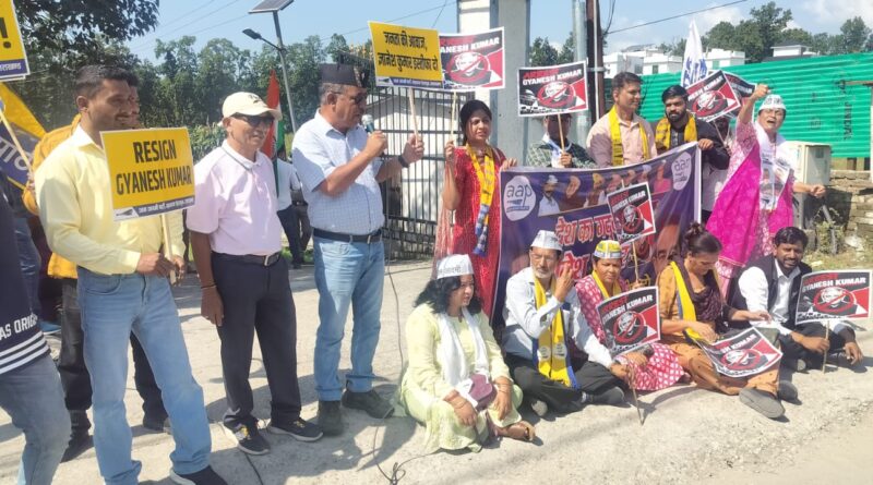 वोट चोरी के आरोपों पर AAP का निर्वाचन आयोग कार्यालय पर प्रदर्शन, उमा गौड़ सिसोदिया समेत कई कार्यकर्ता हिरासत में