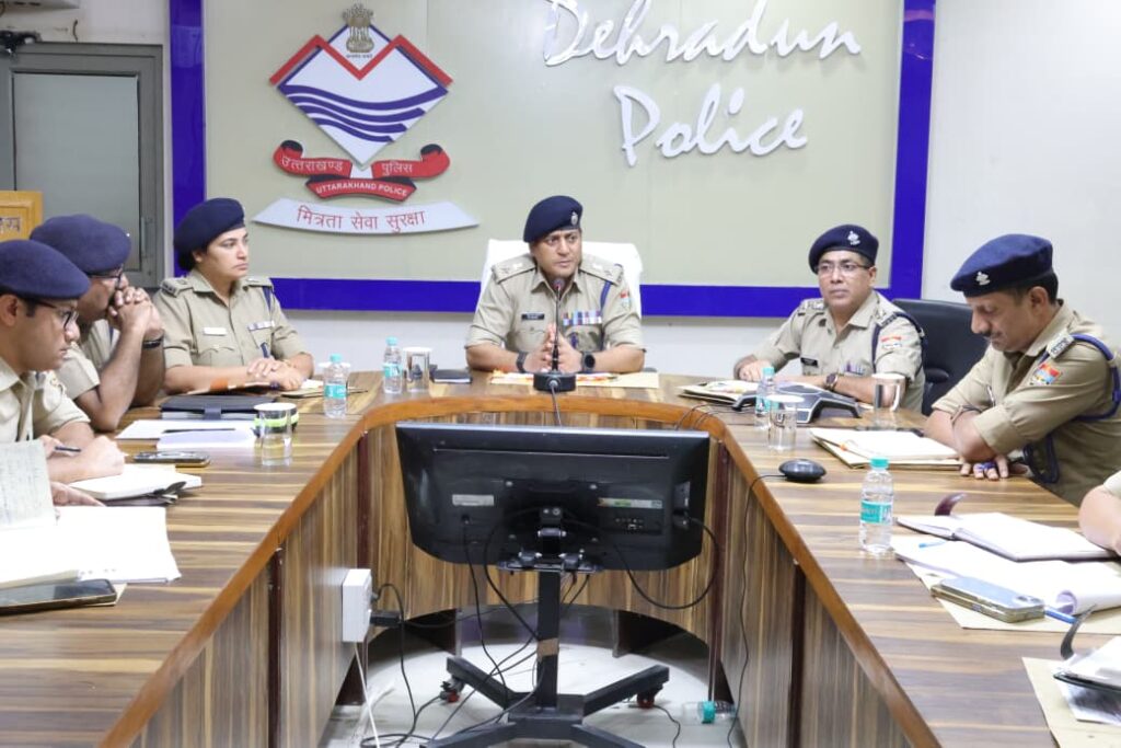 त्योहारी सीजन में लापरवाही बर्दाश्त नहीं, SSP दून के सख्त तेवर; बाजारों में बढ़ेगी पुलिस गश्त