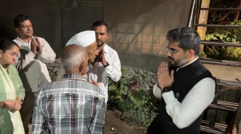 देहरादून में शुरू हुई ‘रात्रि चौपाल’, गांव पहुंचकर समस्याएं सुनेंगे अधिकारी; मौके पर बजट भी मंजूर
