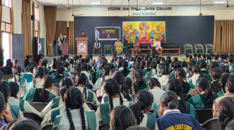 विकासनगर में छात्राओं को साइबर और महिला अपराधों के प्रति किया जागरूक, पुलिस ने बताए सुरक्षा के उपाय