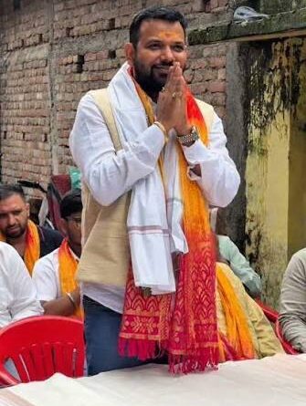 मोथरोवाला में मातृशक्ति से मिले एडवोकेट संदीप चमोली, सुनीं महिलाओं की समस्याएं